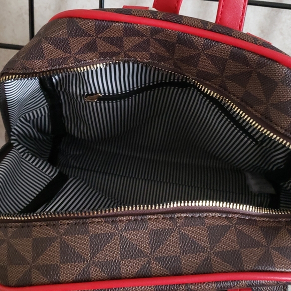 Backpack - Picture 3 of 4